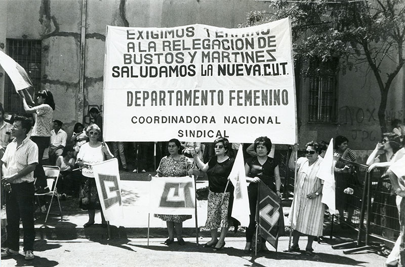 Mujer En Ropa Militar, Fondo Blanco Foto de archivo - Imagen de