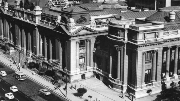 El 25 de noviembre de 1927, se establece la creación del Archivo Nacional de Chile. Archivo Nacional de Chile. Arquitecto Gustavo García del Postigo, 1939.