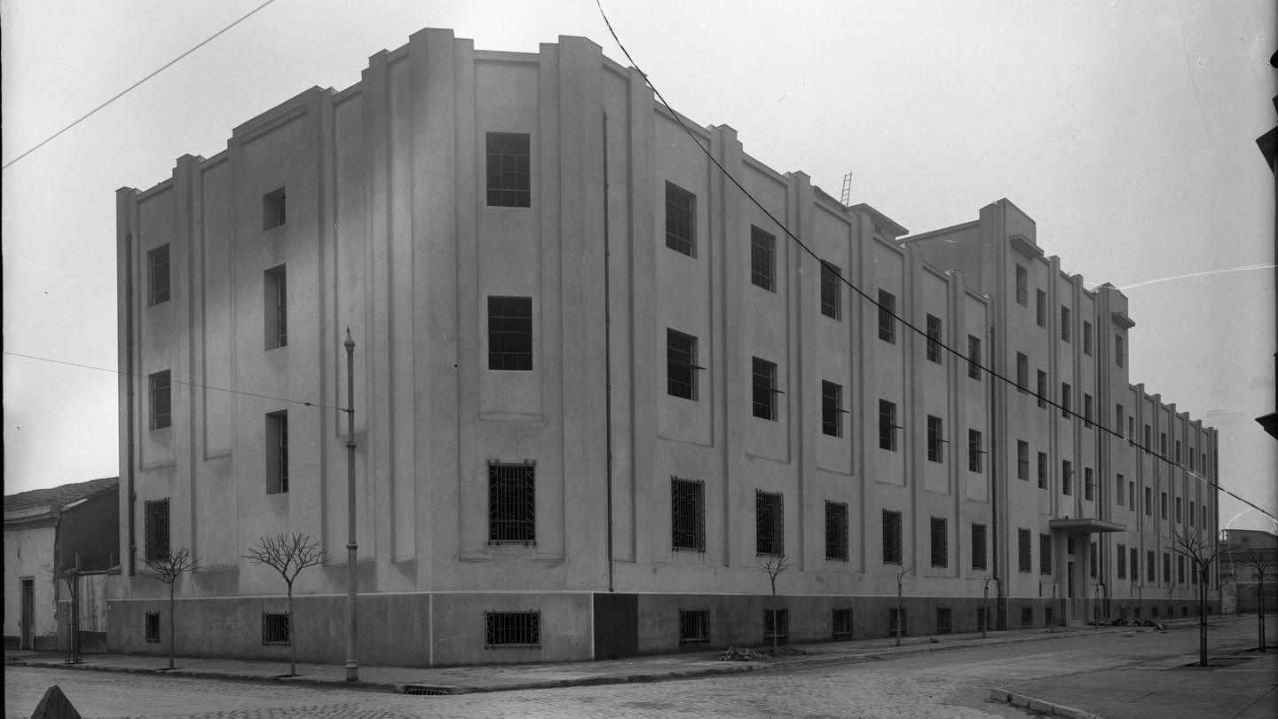 Fotografía antigua en blanco y negro del edificio que hoy ocupa el ARNAD.