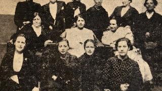 Fotografía en sepia de un grupo de mujeres de loa años 30 o 40.
