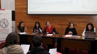 Mujeres en una mesa dando una charla.