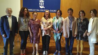 Grupo de hombres y mujeres posando en un congreso.