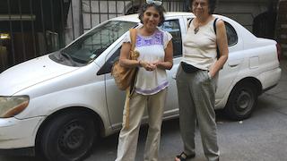 Mujeres frente aun auto en el Archivo Nacional.