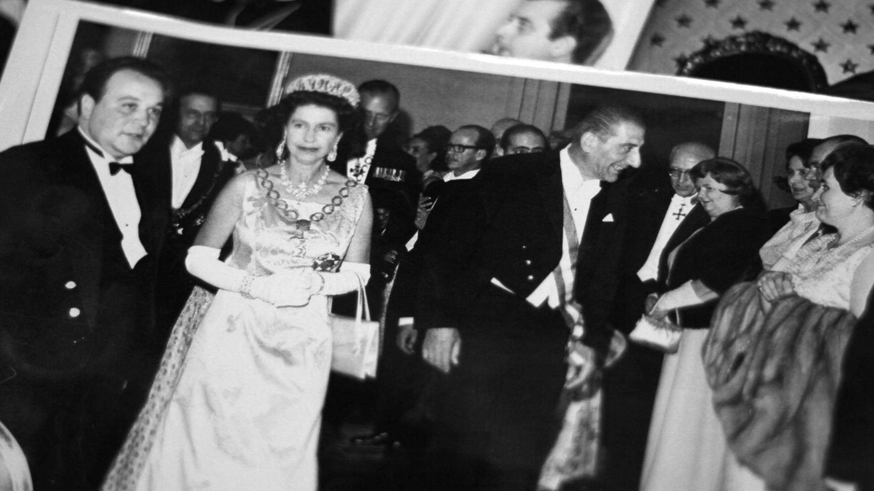 Fotografía en blanco y negro de la reina Isabel II y Eduardo Frei Montalva.