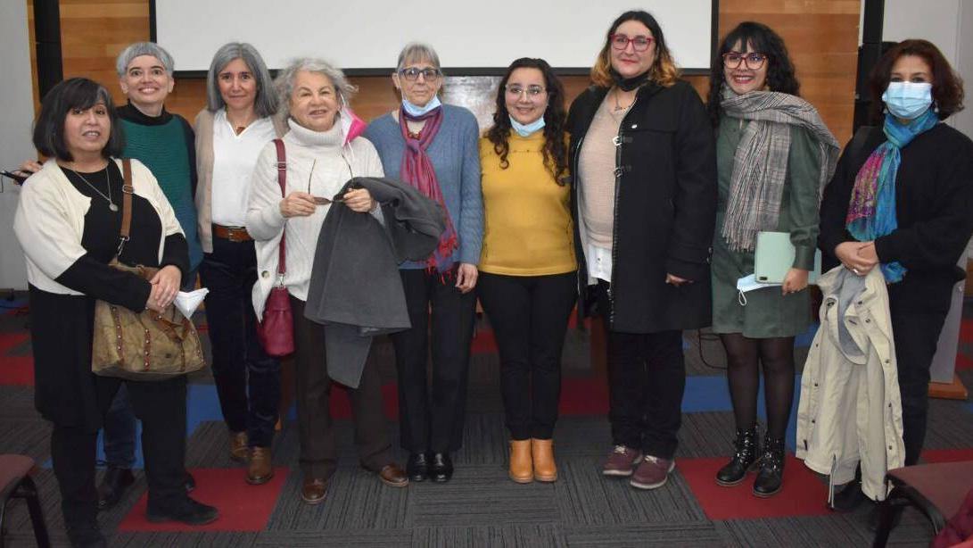 Grupo de mujeres posan para una fotografía.