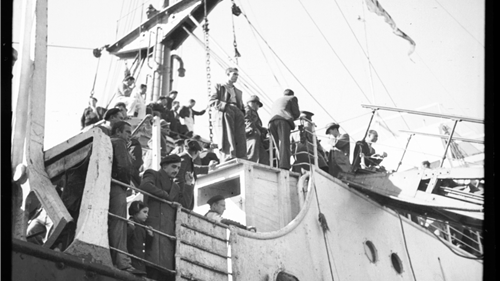 Hombres en un barco.