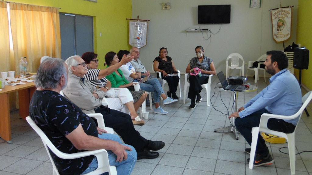 Grupo de gente sentada en circulo.