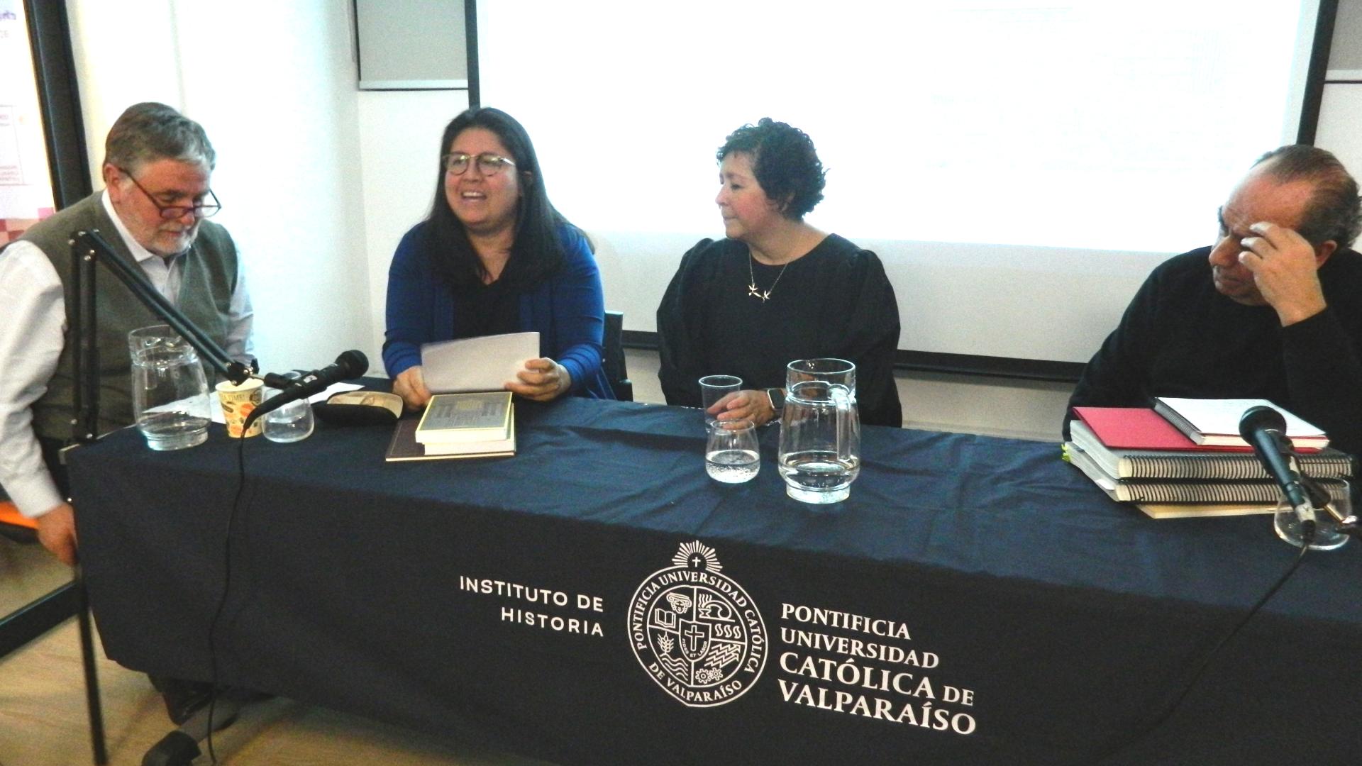 Personas exponiendo en una mesa.