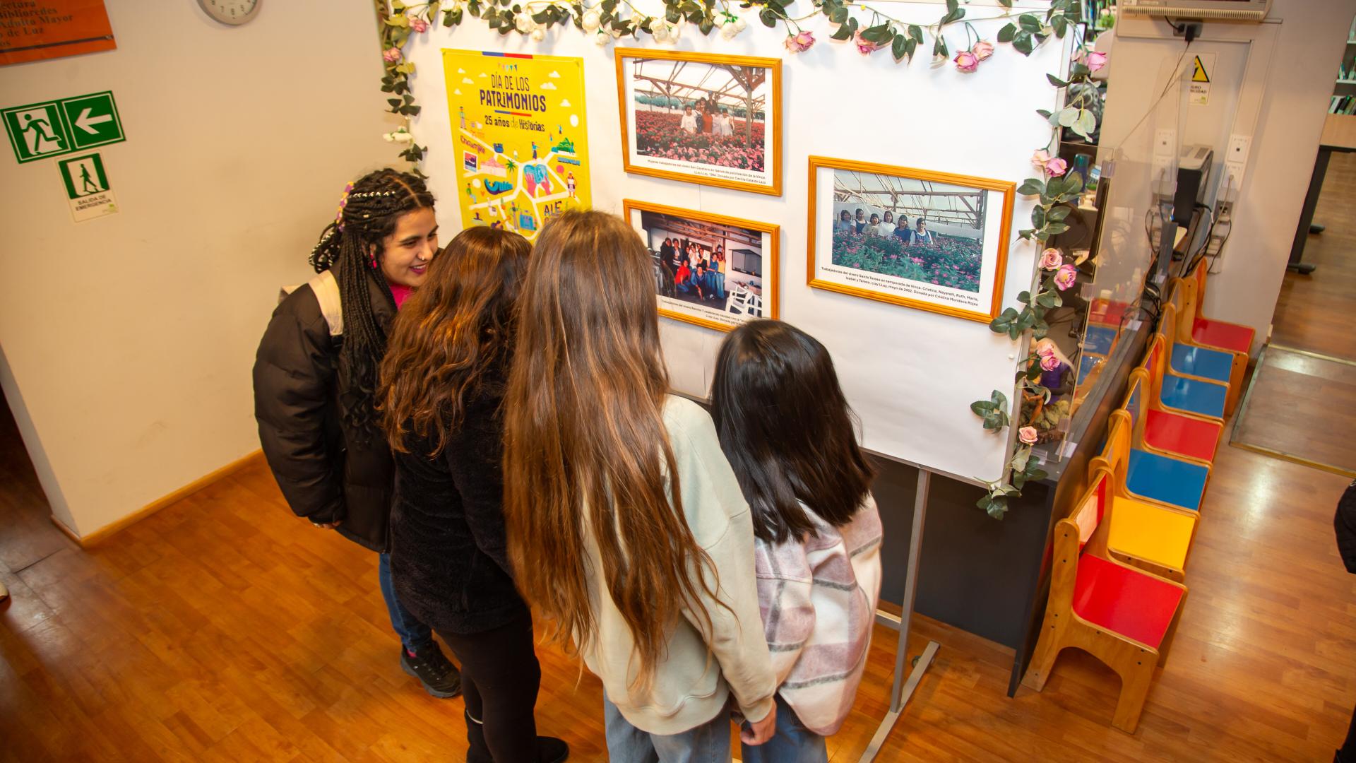 Jóvenes viendo exposición.