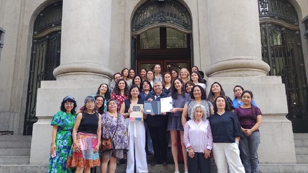 Grupo de mujeres posando en el frontis del AN.