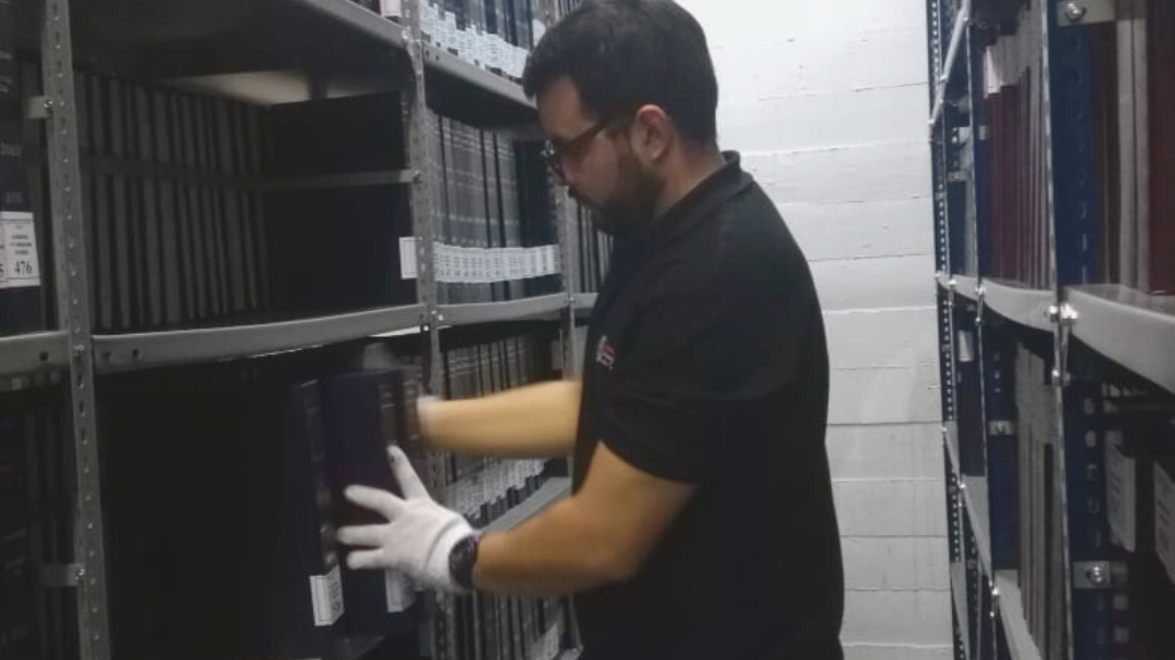 Funcionario en un depósito.