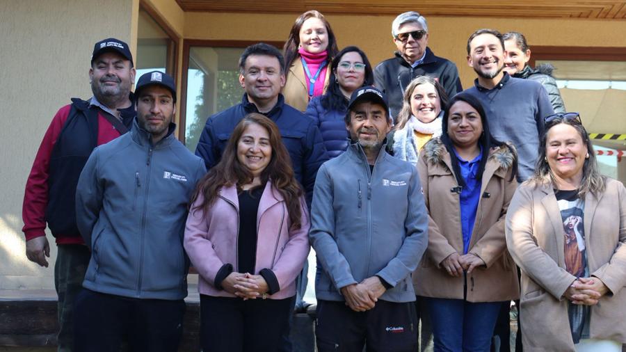 Grupo de personas posando para la fotografía.