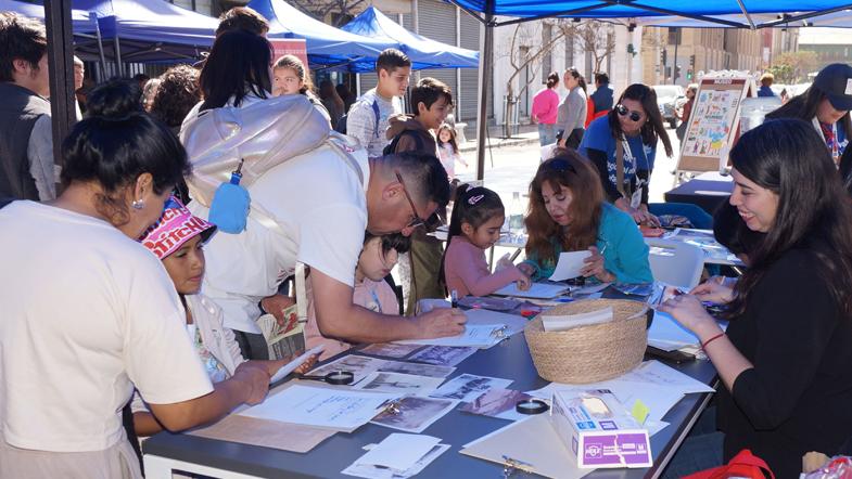 Personas en un stand.