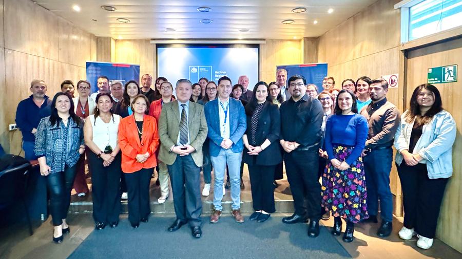 Grupo de personas posando.