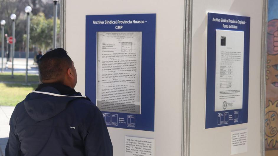 Hombre mirando una exposición.