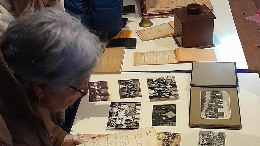 Persona mirando fotos.-