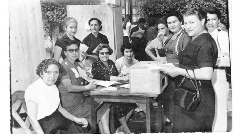 Mujeres votando