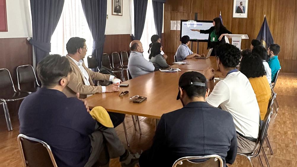 Personas en una mesa reunidas.