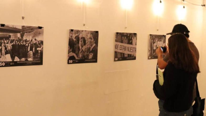 Personas viendo una muestra