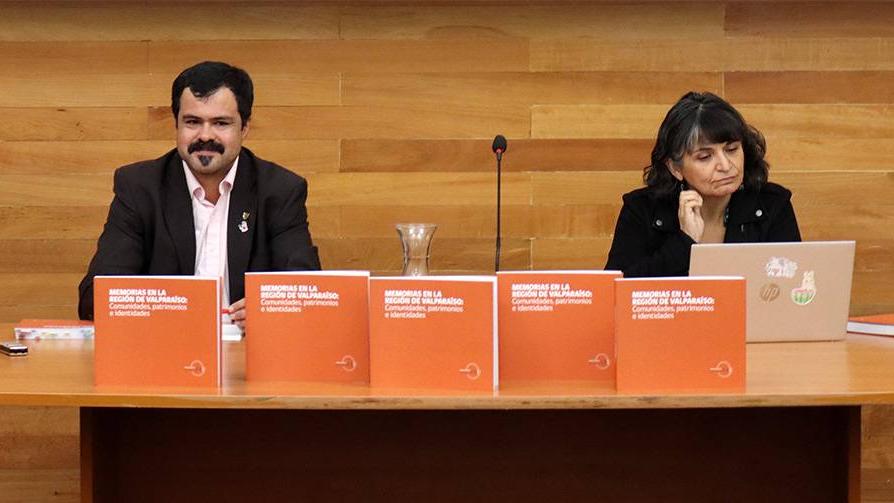 Personas presentando libro.