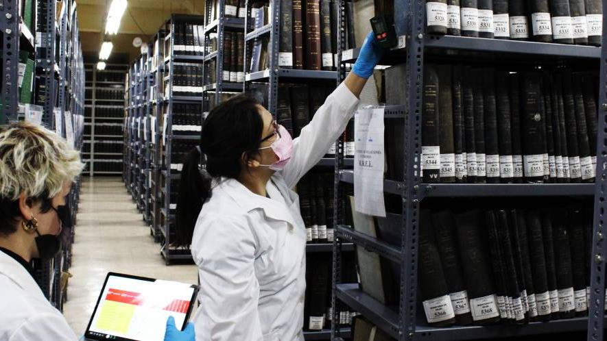 Funcionarias  de conservación en un depósito.