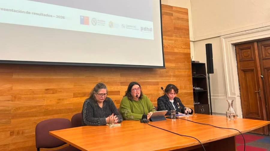 Tres mujeres en una mesa exponiendo, conservadoras archivos regionales.