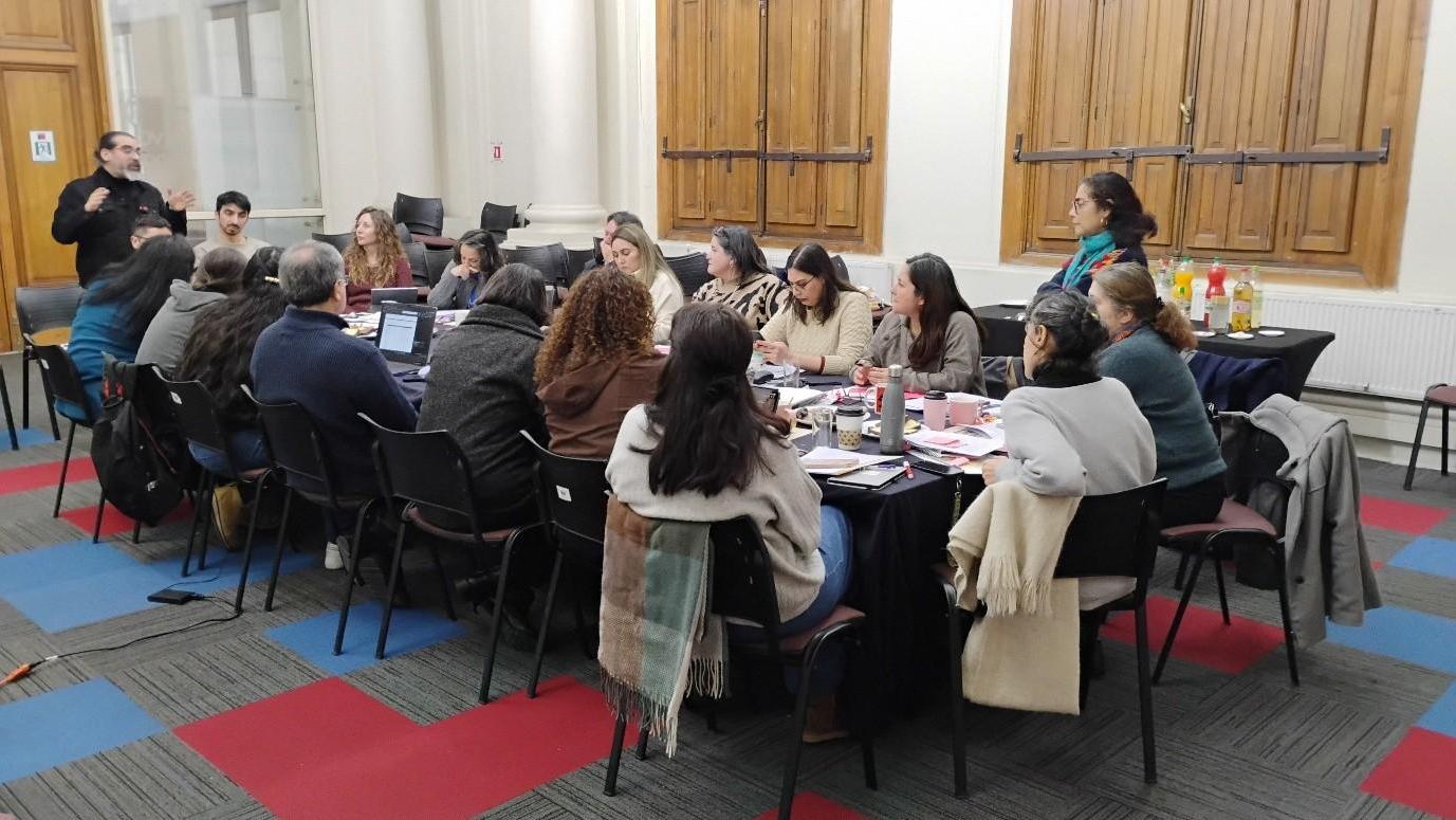 Grupo de personas en una mesa