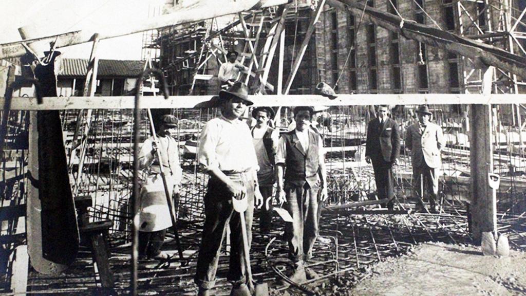 Faenas de construcción Museo Histórico Nacional. En la fotografía se aprecian los obreros de la época, 1922.