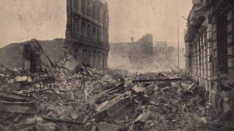 Calle Blanco esquina Edwards, Valparaíso, tras el terremoto de 1906. Calle Blanco esquina Edwards, Valparaíso, en Memoria Chilena.