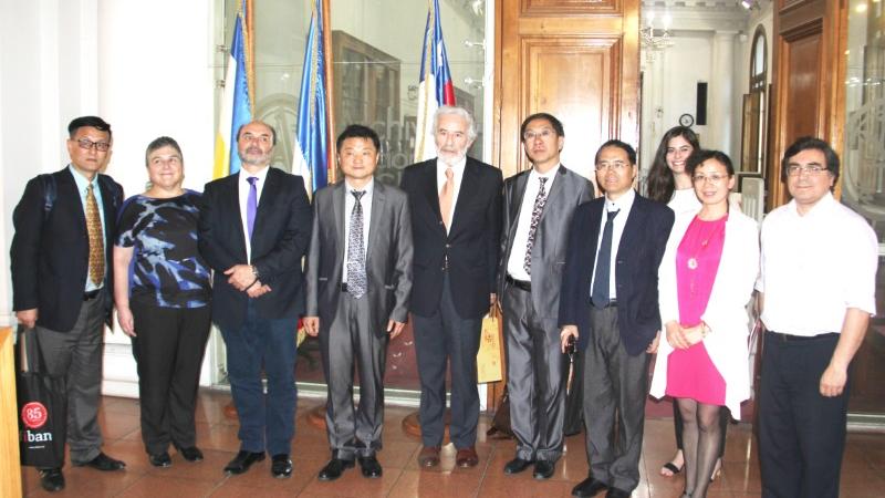 Delegación china con autoridades del Archivo Nacional y la Dibam.