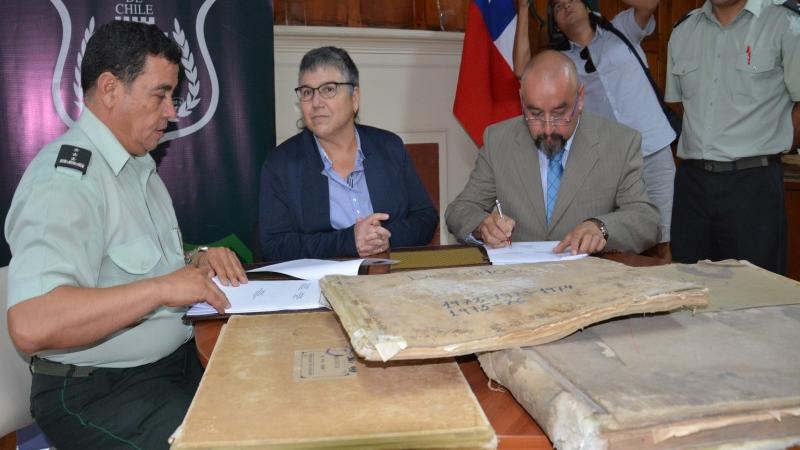 Entrega de documentos al ART. Foto de Gendarmería de Iquique.