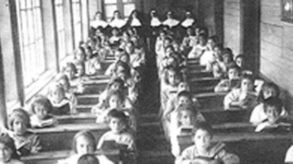 Maestros y alumnas en una sala de clases de niñas indígenas, del Colegio "Santa Filomena de Lautaro".
