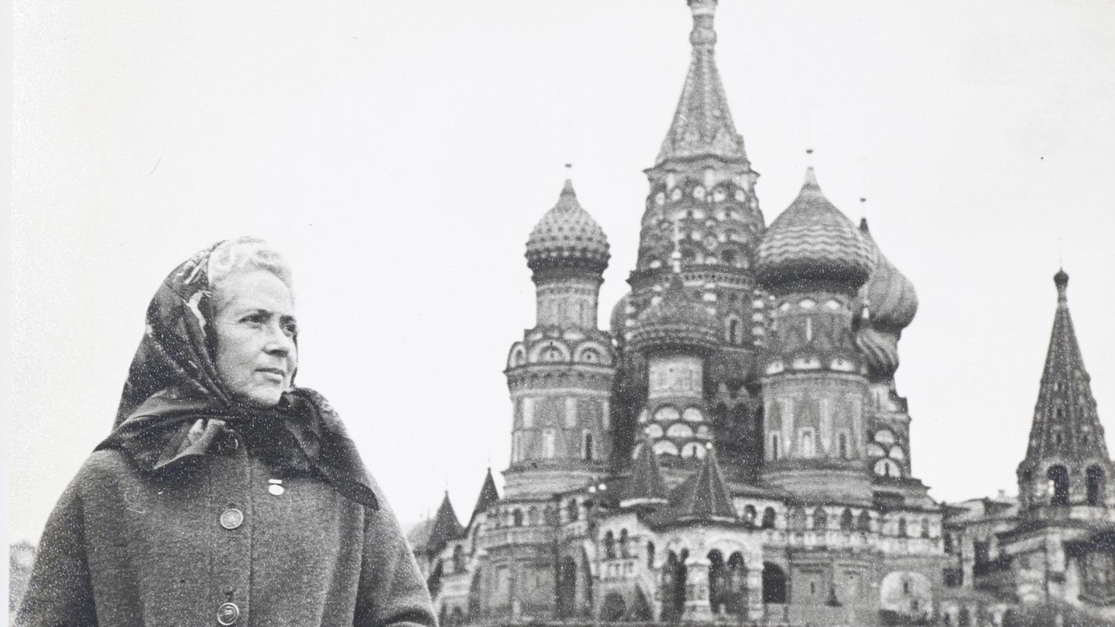 “Olga Poblete junto a la Iglesia San Basilio, Moscú”, 1962.