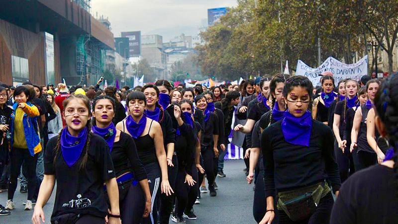 Mujeres jóvenes marchando.