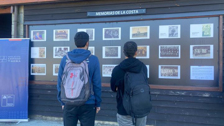Jóvenes viendo exposición.