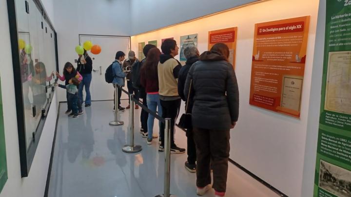 Gente en una exposición.