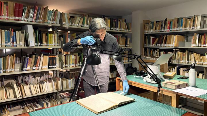 Persona fotografiando documentos.