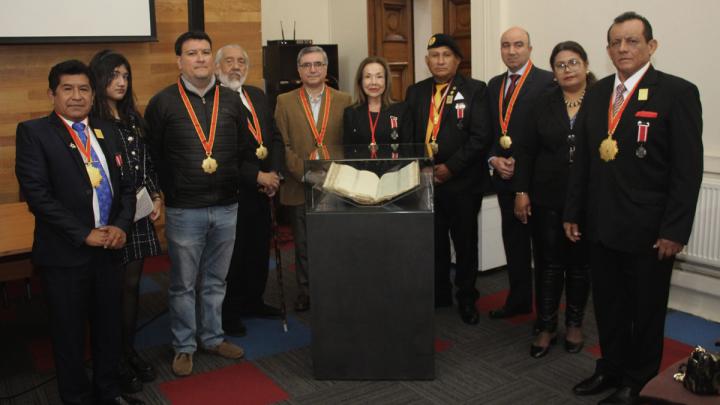 Grupo personas con documento.