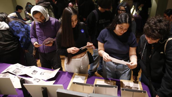 Personas viendo documentos.