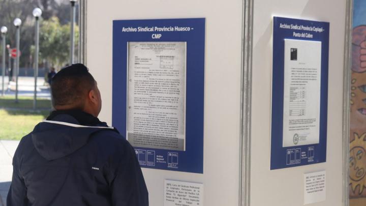 Hombre mirando una exposición.