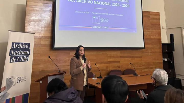 Mujer exponiendo en un salón.