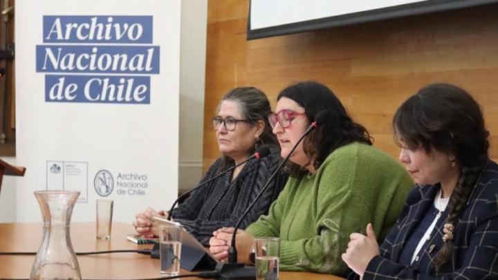 Tres mujeres exponen en una mesa.
