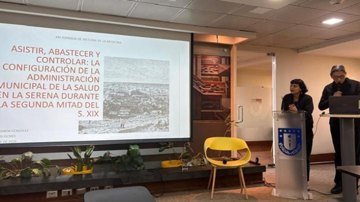 Dos personas dando una charla.