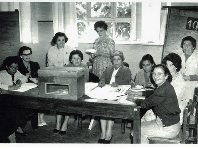 Mujeres votando.