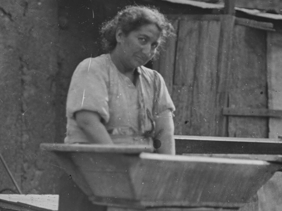 Mujer lavando en arteza.