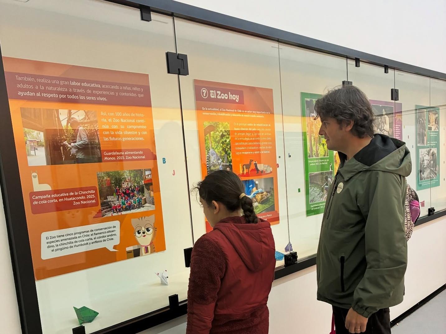 Personas viendo la exposición.