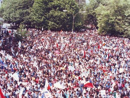 Fotografía de una multitud de gente en manifestación.