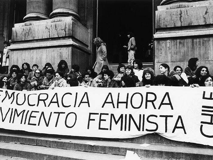 Mujeres con lienzo de protesta frente a la Biblioteca Nacional.