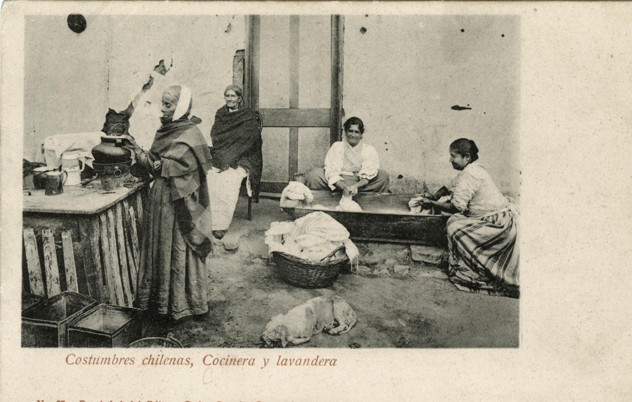 Cocineras y lavanderas en un patio.