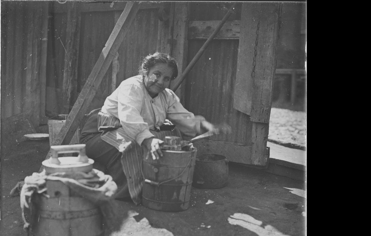 Mujer cocinando en un patio.